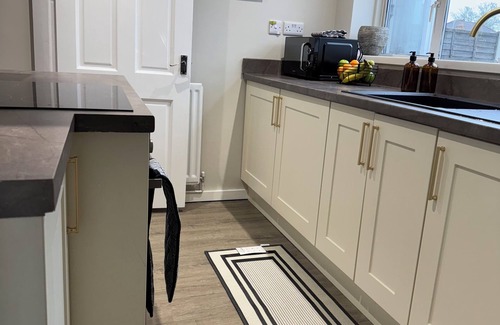 Sheldon House | Central Birmingham Luxury House for 8 people with parking, garden, near NEC, BHX