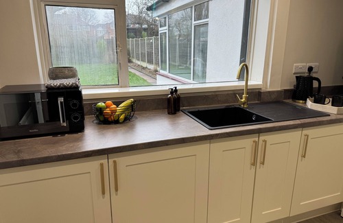 Sheldon House | Central Birmingham Luxury House for 8 people with parking, garden, near NEC, BHX