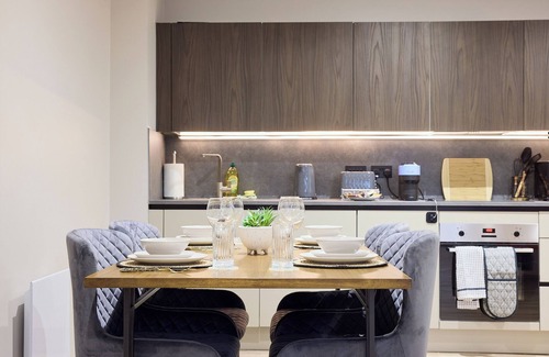 Birmingham City Centre Apartment | Central Birmingham Getaway: Luxury 2-Bedroom, Netflix, Games & Parking
