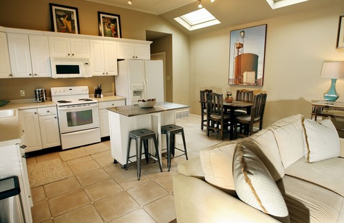 East Midtown Cottage | Central Blue Door.Newly Renovated Historic Midtown Cottage