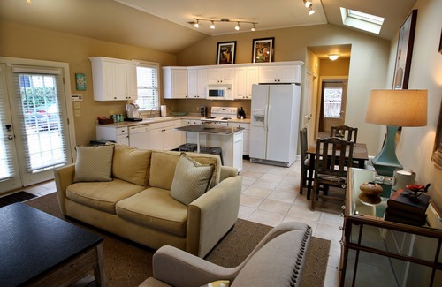 East Midtown Cottage | Central Blue Door.Newly Renovated Historic Midtown Cottage