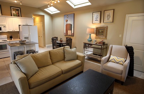 East Midtown Cottage | Central Blue Door.Newly Renovated Historic Midtown Cottage