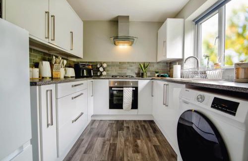 Sheffield Apartment | Central Blue Haven Retreat Free Parking 8ppl!