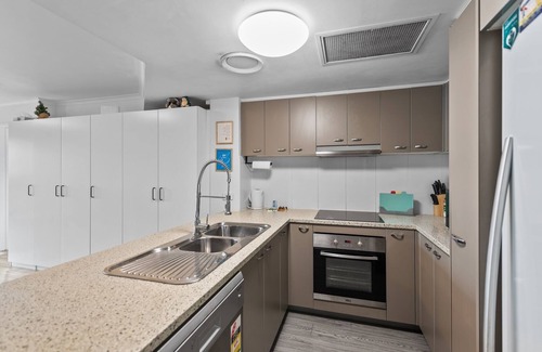Bowen Hills Apartment | Central Bowen Hills Stay with Pool Access