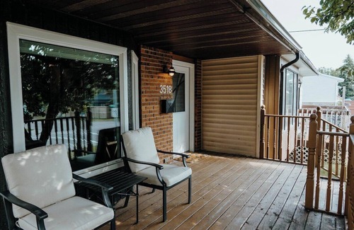 Glenbrook House | Central Calgary & Nearby Mountain Escape - 4 Beds
