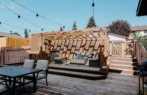 Glenbrook House | Central Calgary & Nearby Mountain Escape - 4 Beds