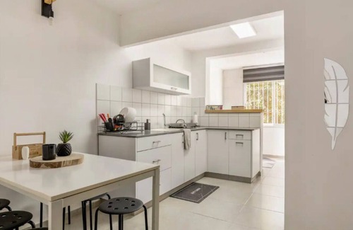 Haifa Apartment | Central & Calm Oasis, Fast Fiber WiFi, Free Parking, Free Netflix, 6 Guests