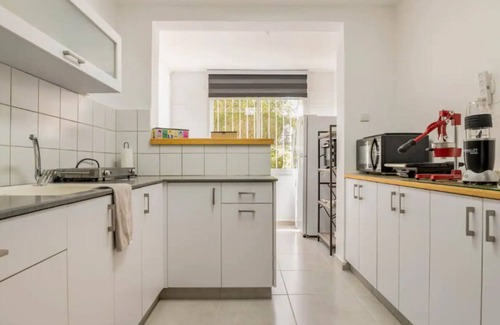 Haifa Apartment | Central & Calm Oasis, Fast Fiber WiFi, Free Parking, Free Netflix, 6 Guests