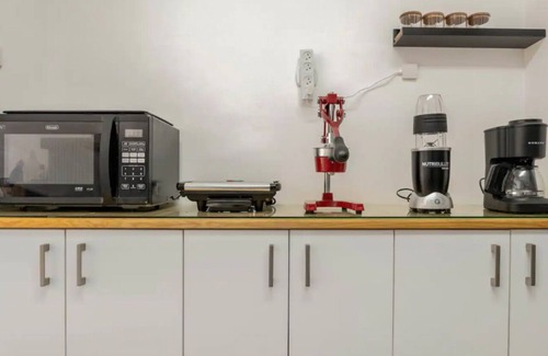 Haifa Apartment | Central & Calm Oasis, Fast Fiber WiFi, Free Parking, Free Netflix, 6 Guests