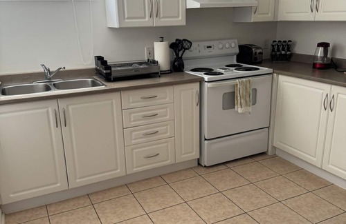 Old Ottawa East Apartment | Central Canal 1 Bdrm w/private entrance, parking, deck. Beautiful area
