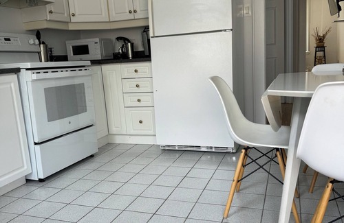 Old Ottawa East Apartment | Central Canal 2 Bedr, w/private entrance, parking, deck, Beautiful area