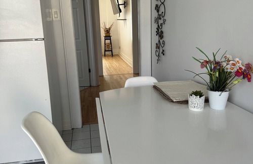 Old Ottawa East Apartment | Central Canal 2 Bedr, w/private entrance, parking, deck, Beautiful area