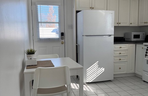 Old Ottawa East Apartment | Central Canal 2 Bedrm w/private entrance, parking, deck, close to everywhere