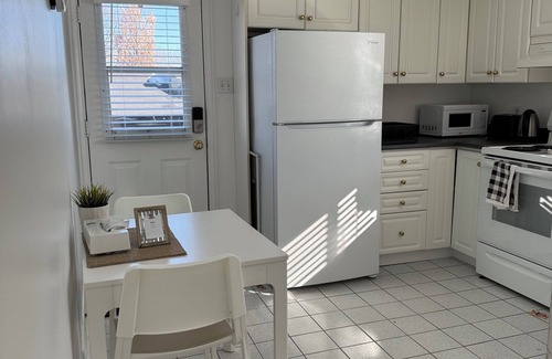 Old Ottawa East Apartment | Central Canal 2 Bedrm w/private entrance, parking, deck, close to everywhere