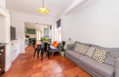 Caversham Apartment | Central Caversham/Traditional English House | Pass the Keys