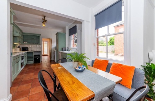 Caversham Apartment | Central Caversham/Traditional English House | Pass the Keys