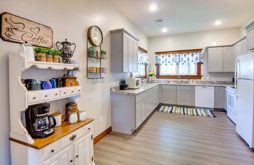 Chanute House | Central Chanute Historic Home w/Porch!
