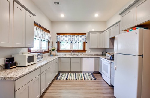 Chanute House | Central Chanute Historic Home w/Porch!