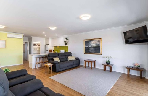 Myrtleford House | Central Chic- Beautifully appointed 2 story townho