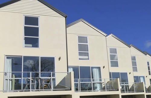 Merivale House | Central City Apartment - ideal for couples & families