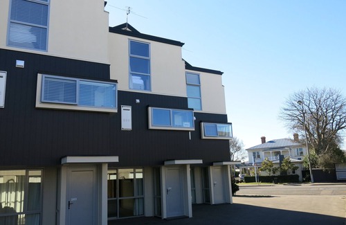 Merivale House | Central City Apartment - ideal for couples & families