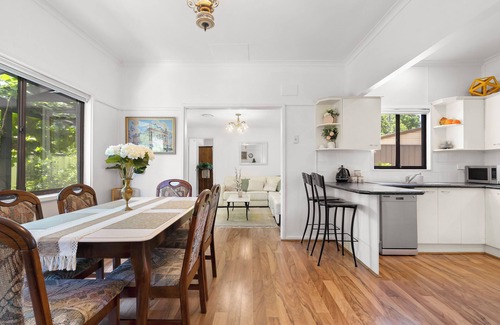 Narrabundah House | Central Classy and Tranquil Retreat