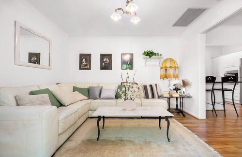 Narrabundah House | Central Classy and Tranquil Retreat