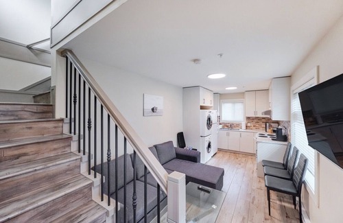 Sunset House | Central Coach house in heart of Vancouver.