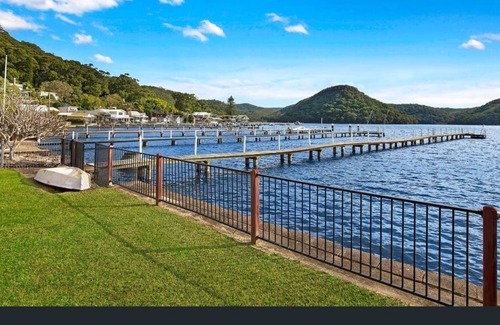 Woy Woy Bay House | Central Coast Absolute Waterfront Cottage with Private Jetty