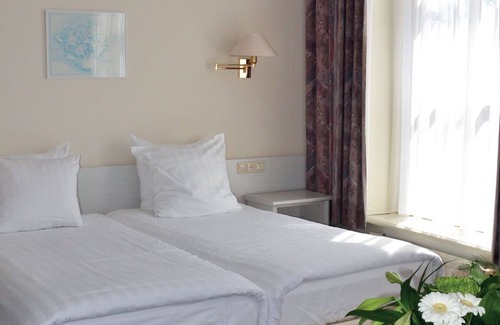 Brielle Hotel | Central Comfort with Easy Access to the Seaside! Free Breakfast and Parking!