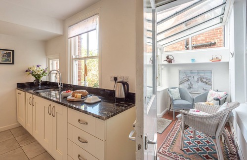 West Cliff House | Central, comfortable, spacious period house 8 + cot, 5 bed/3 bath, free parking