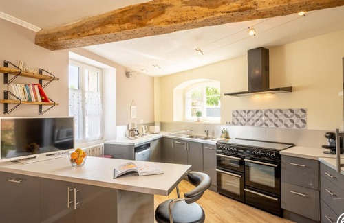 Royallieu Village Cottage | Central Compiègne Retreat: Cozy 1BR Cottage with Private Terrace and Modern Amenities