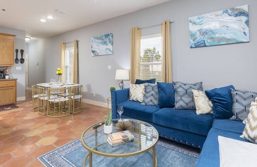 McAllen Condo | Central Condo! Perfect location for shopping + dining w/ pool on site.