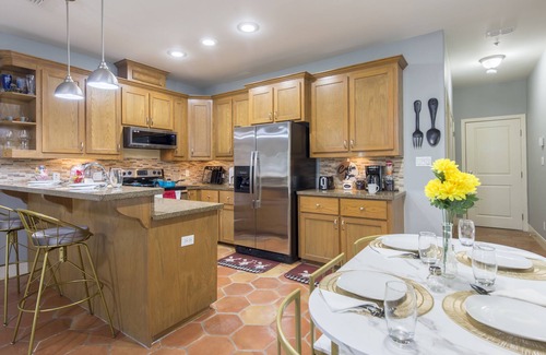 McAllen Condo | Central Condo! Perfect location for shopping + dining w/ pool on site.