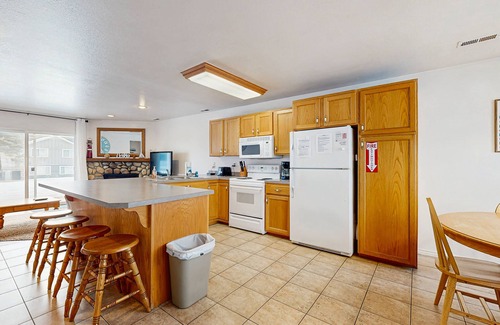 Harbor Village Condo | Central condo w/grill & community pool/hot tub/tennis - on bike path