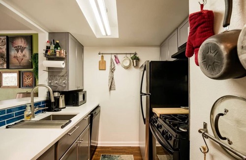 Brentwood Condo | Central Condo w/Patio, Walk to Shops and Food NEW