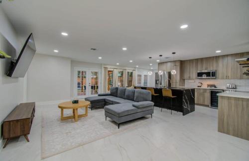 Houston House | Central Convenience x Modern Luxury - Heart of Houston