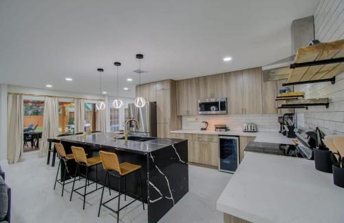 Houston House | Central Convenience x Modern Luxury - Heart of Houston