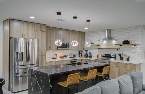 Houston House | Central Convenience x Modern Luxury - Heart of Houston
