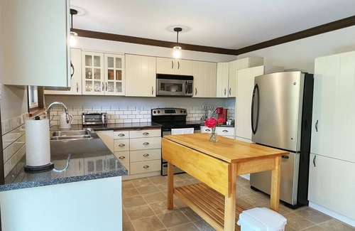 Regional District of Nanaimo House | Central convenient location 2 bedroom upper level suite, spacious clean & cozy