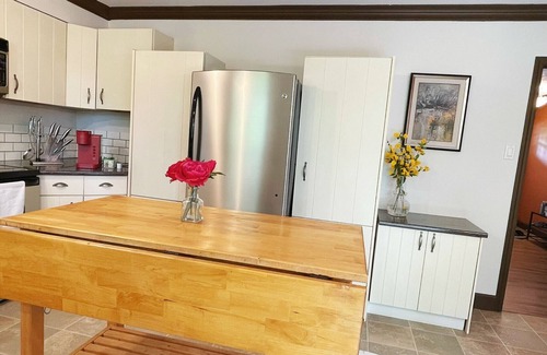 Regional District of Nanaimo House | Central convenient location 2 bedroom upper level suite, spacious clean & cozy