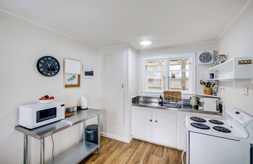 Hospital Hill House | Central Cottage - Napier Holiday Home