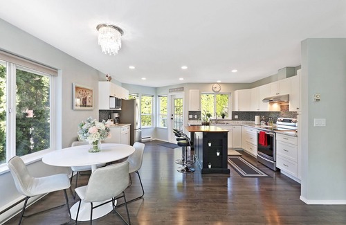 Comox House | Central Courtenay Modern Retreat: Urban Oasis
