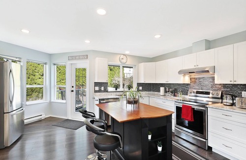Comox House | Central Courtenay Modern Retreat: Urban Oasis