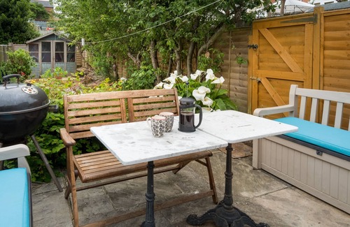 Cowes Cottage | Central Cowes Victorian Cottage. Sunny Garden, 2 baths, Ferry Discount STA.