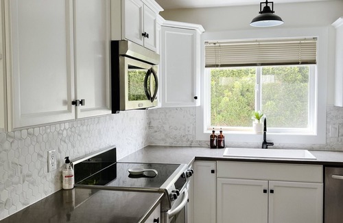 North End House | Central + Cozy 2 Bdrm House Minutes to Downtown - pet friendly