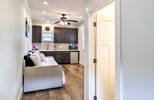 Greater Heights Apartment | Central & Cozy Houston Studio - Pets Welcome!