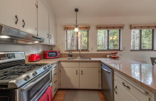 Ridgewood House | Central & Cozy Pet-Friendly Cabin w Fenced In Yard
