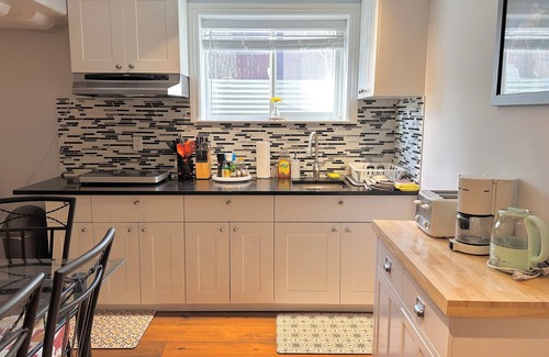 Varsity House | Central Cozy Stay- near C-train, office space, quiet, 2BR, sleeps 6