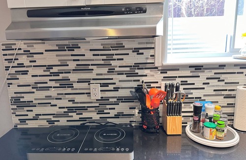 Varsity House | Central Cozy Stay- near C-train, office space, quiet, 2BR, sleeps 6